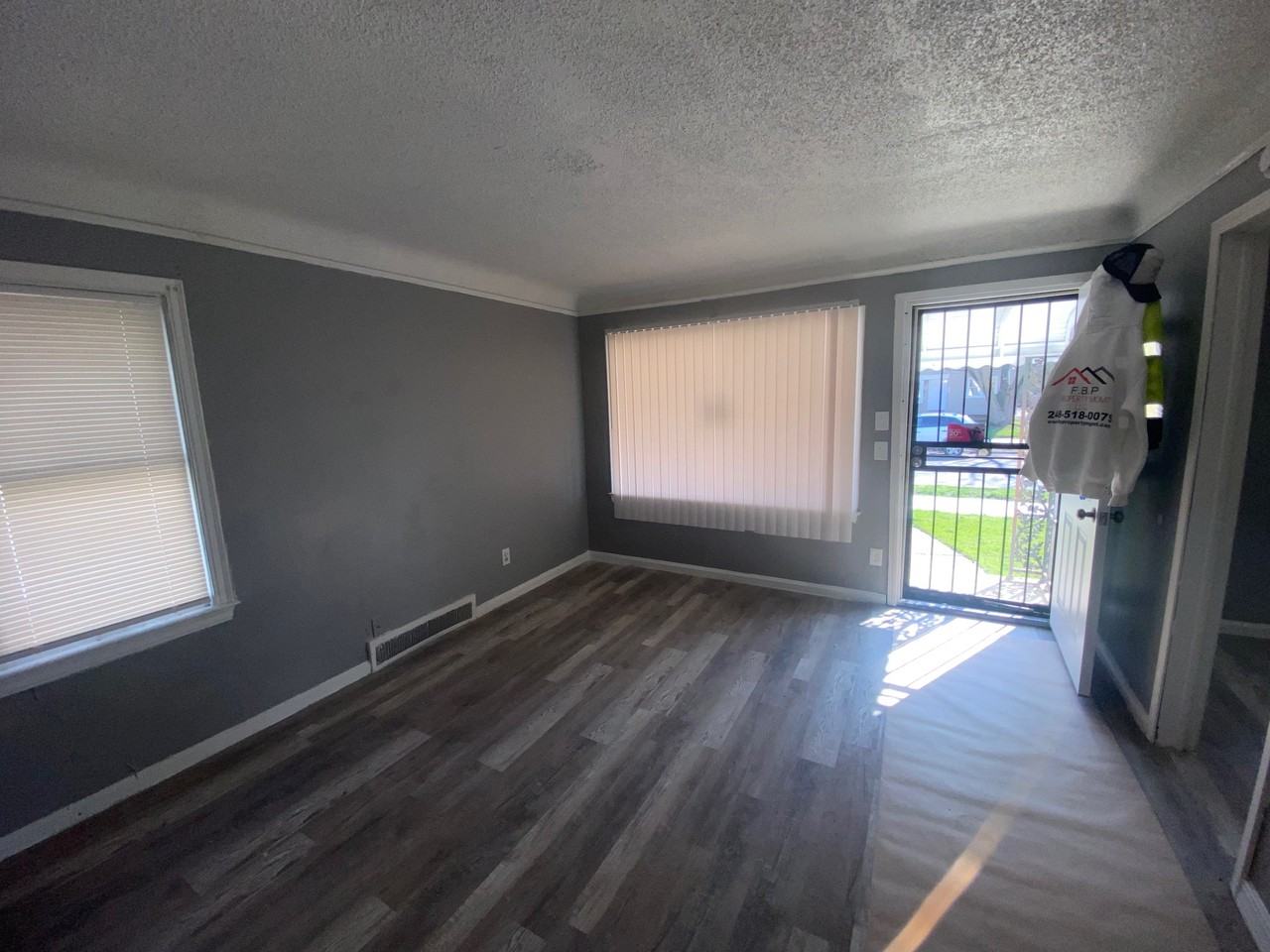 8443 Pierson St - Photo 3 of 11
