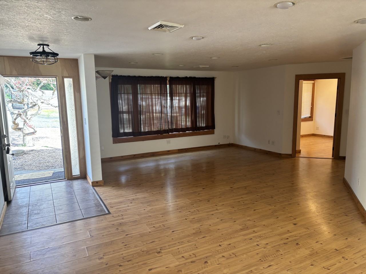 592 Ewald Ave Se - Photo 4 of 12