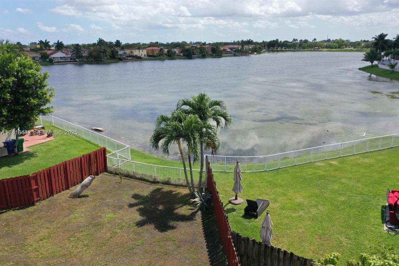 5090 Southwest 136th Avenue - Photo 5 of 15