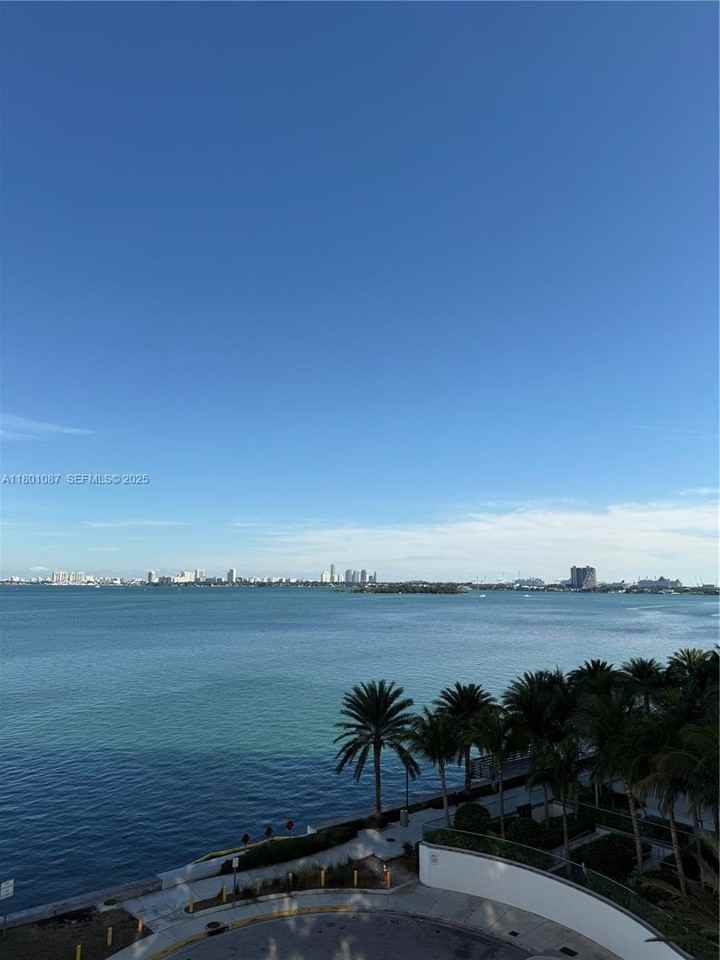 555 Northeast 30th Street #404 - Photo 5 of 19