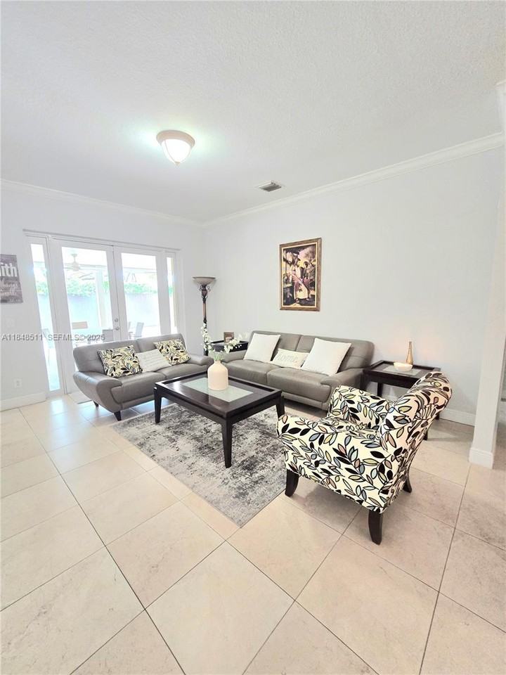 12816 Southwest 52nd Street - Photo 4 of 28