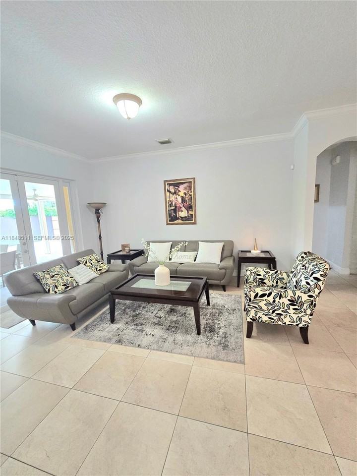 12816 Southwest 52nd Street - Photo 5 of 28