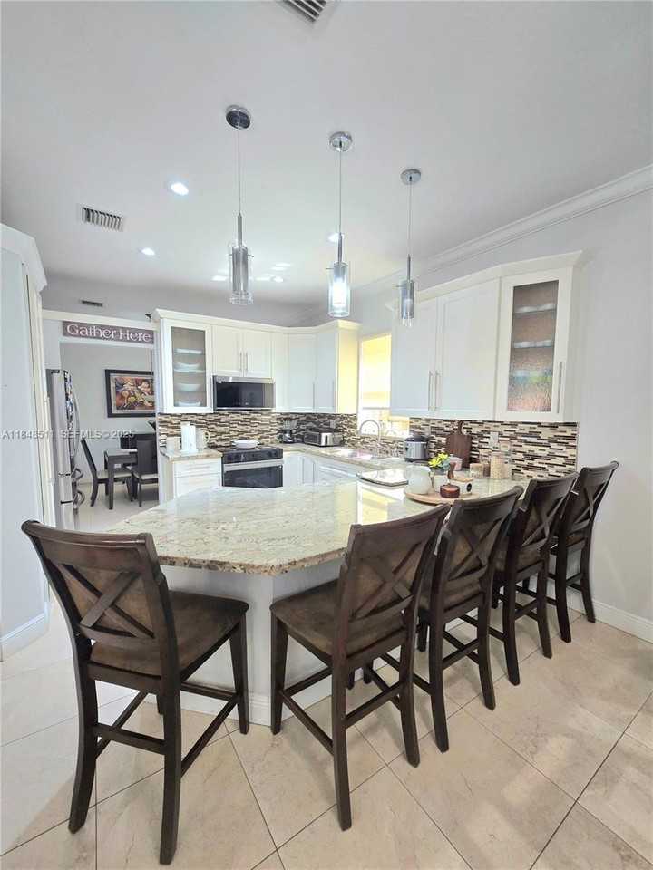 12816 Southwest 52nd Street - Photo 6 of 28