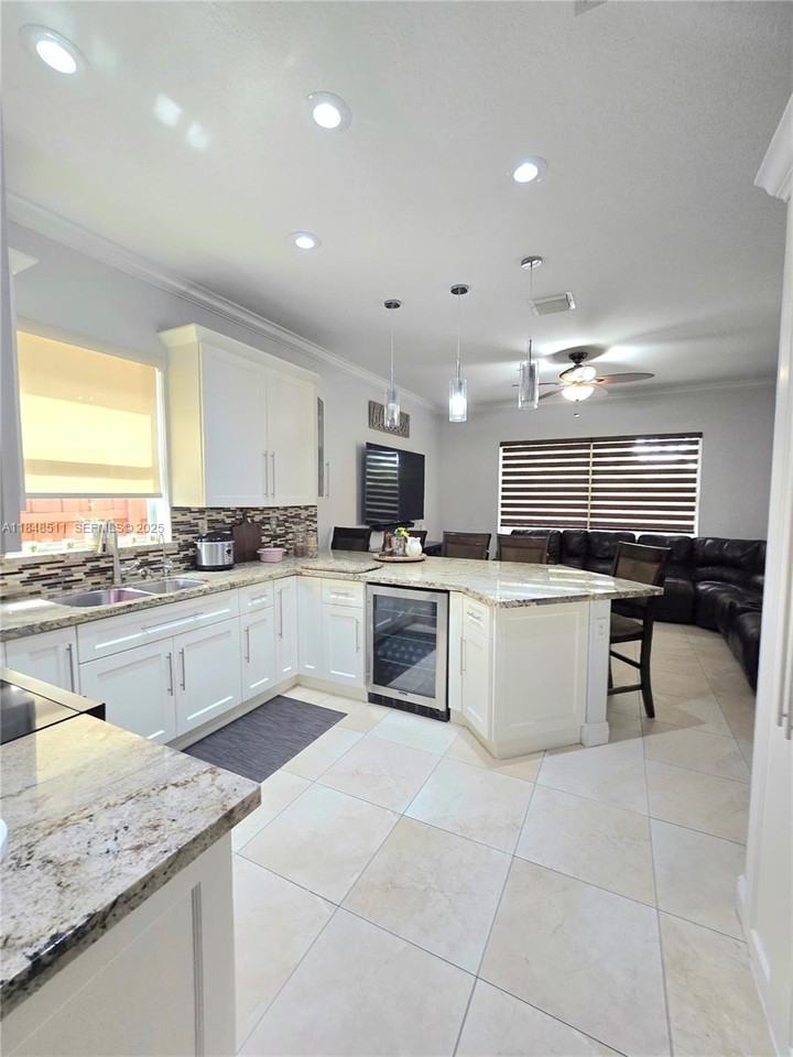 12816 Southwest 52nd Street - Photo 7 of 28