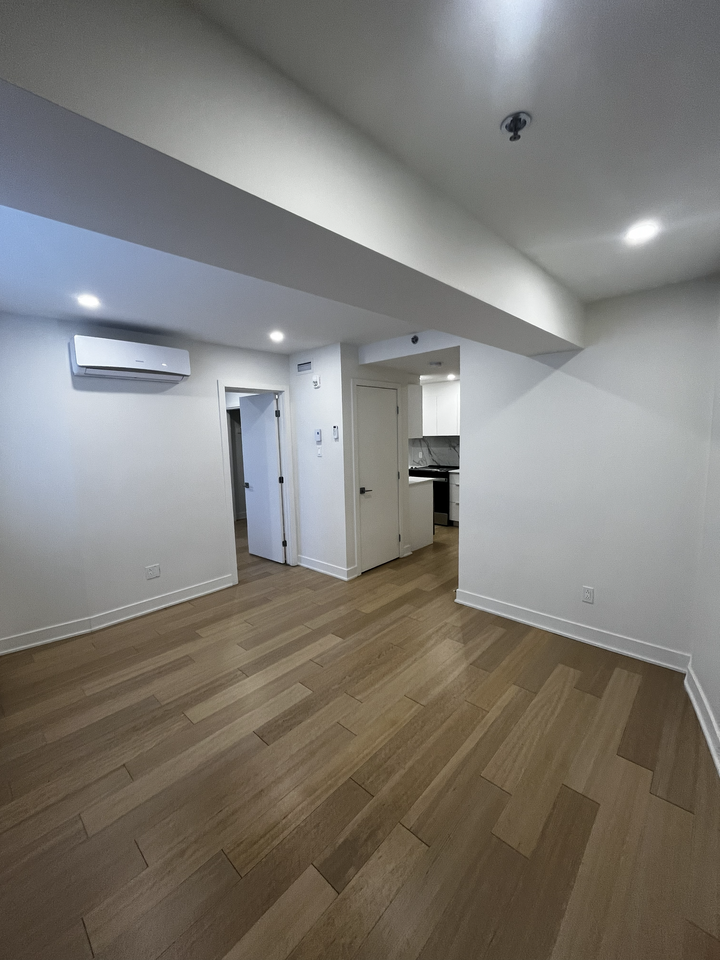 1, rue Glenmore - Photo 2 of 8