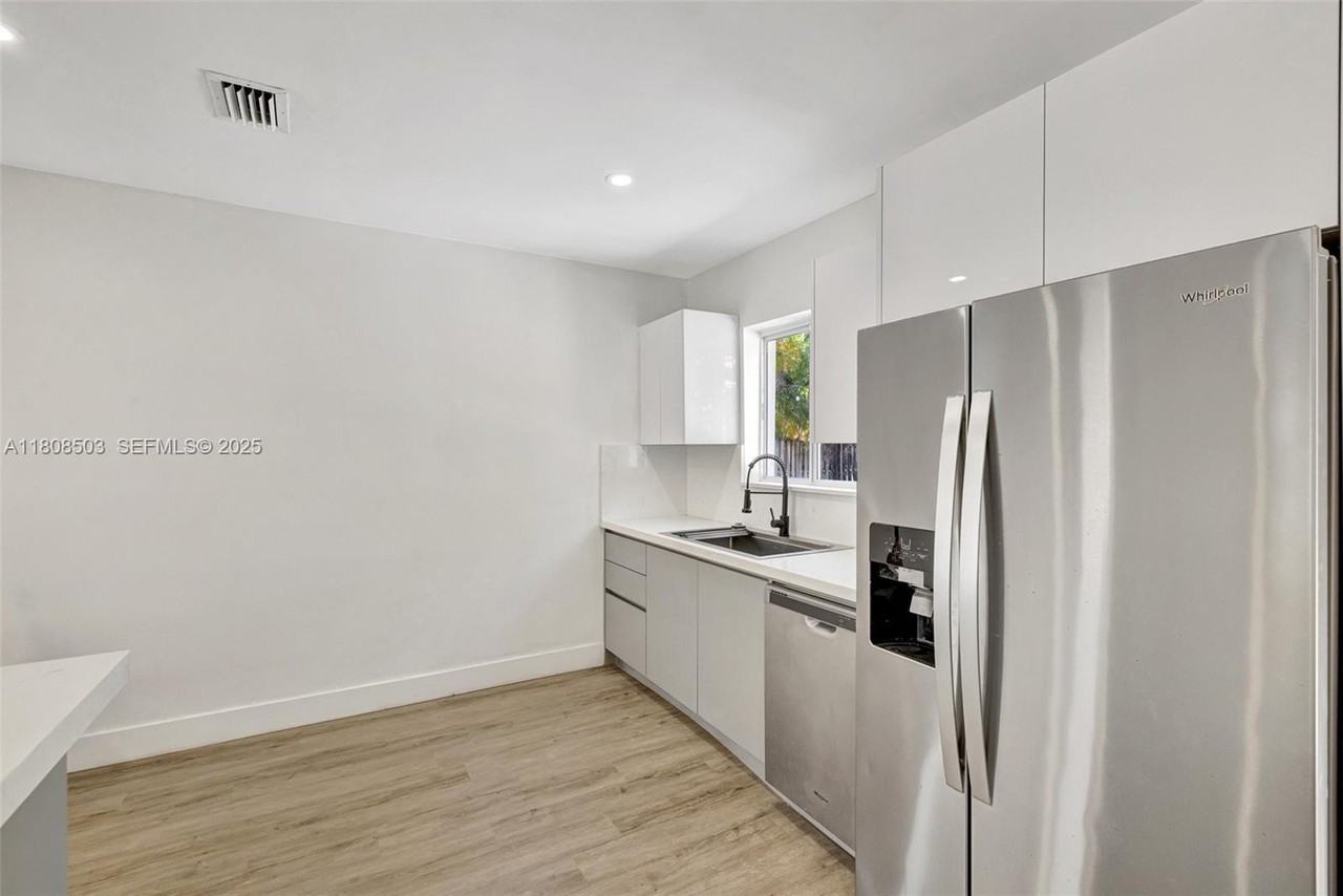 843 Southwest 20th Street - Photo 2 of 40