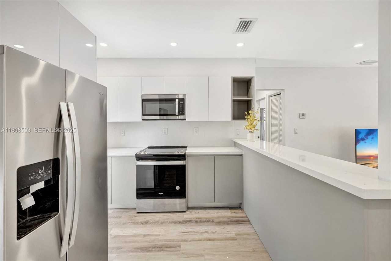 843 Southwest 20th Street - Photo 3 of 40