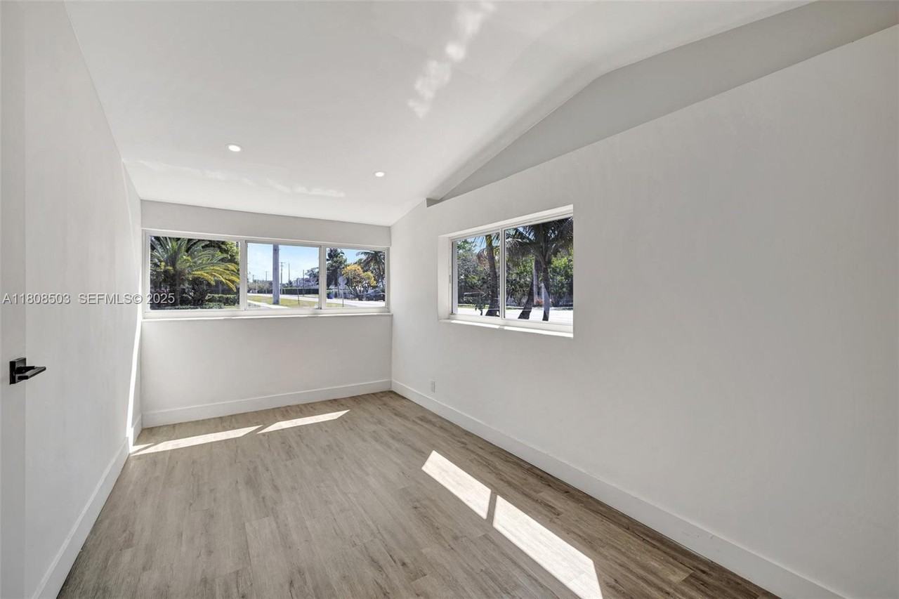 843 Southwest 20th Street - Photo 6 of 40