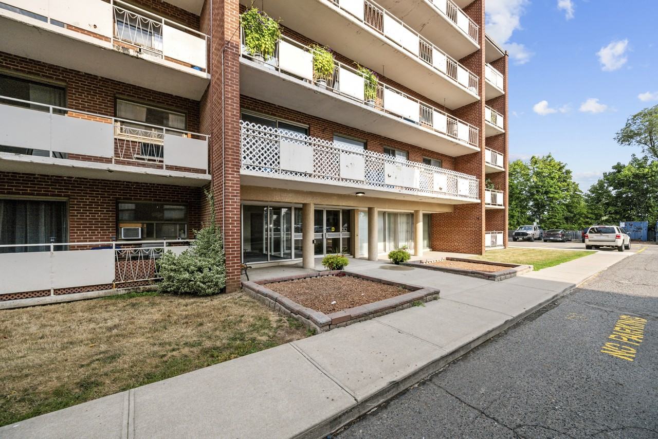 Glendale Manor Apartments - Photo 3 of 10