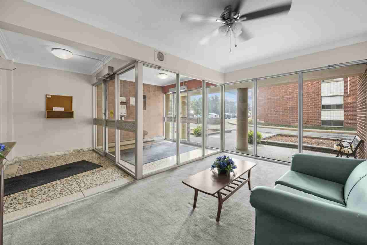 Glendale Manor Apartments - Photo 4 of 10