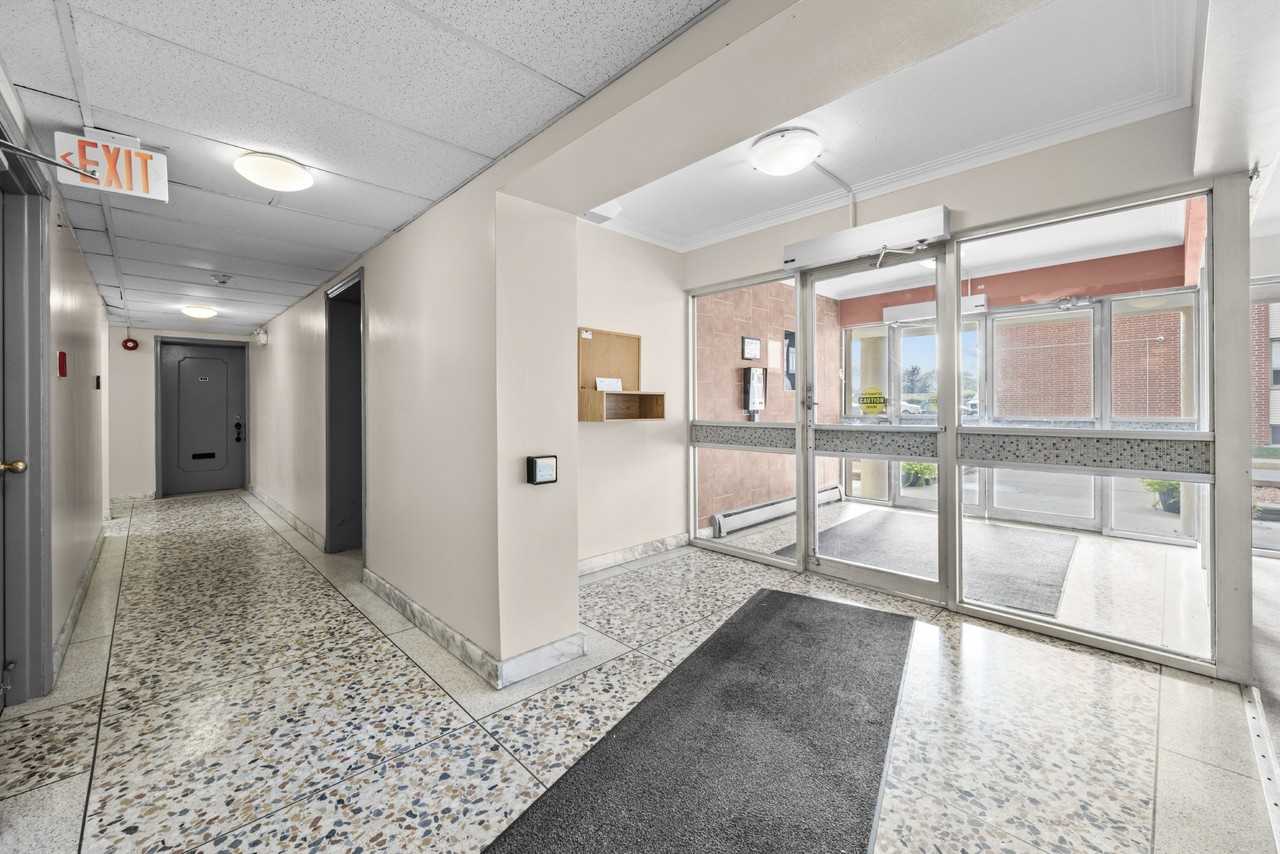 Glendale Manor Apartments - Photo 5 of 10