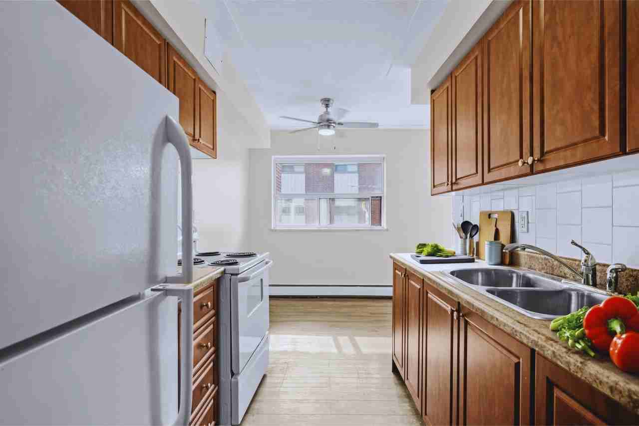 Glendale Manor Apartments - Photo 7 of 10