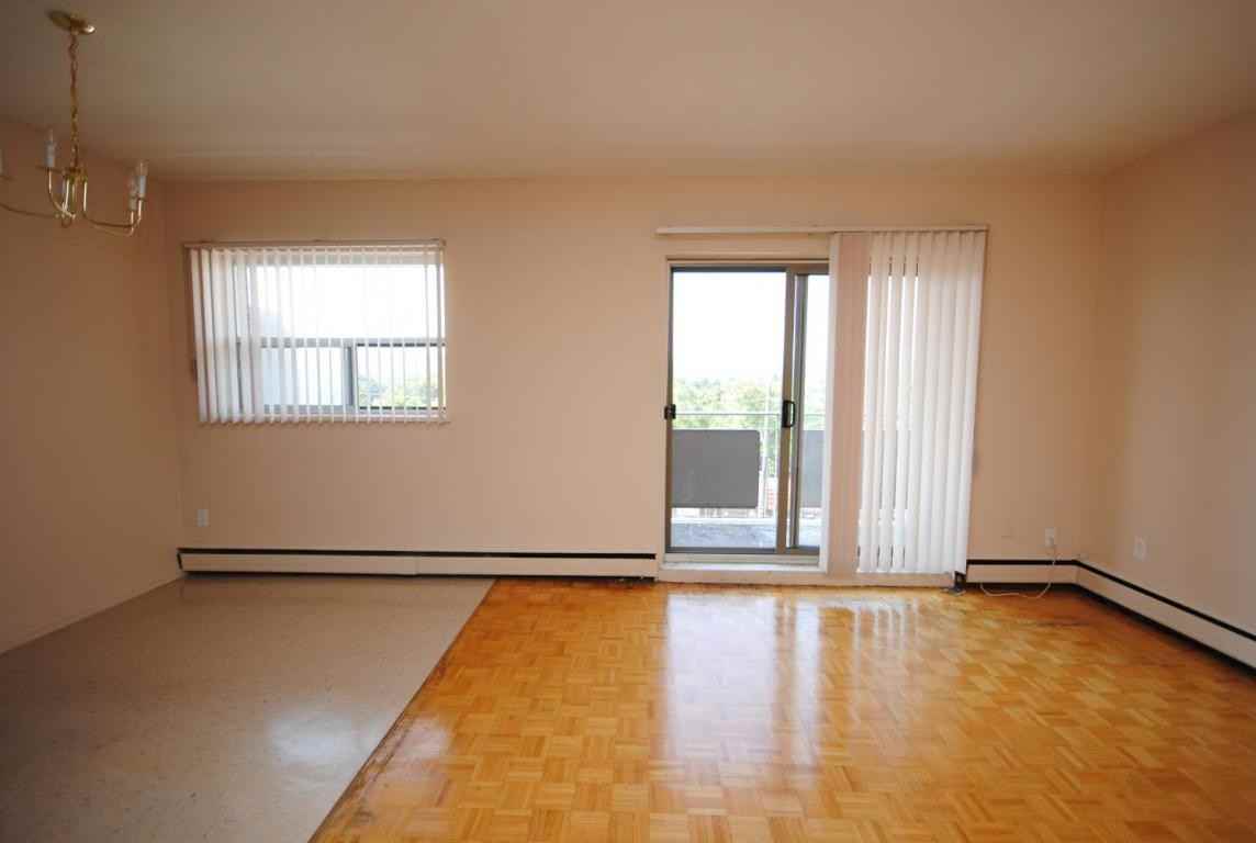 King Manor Apartments - Photo 3 of 8