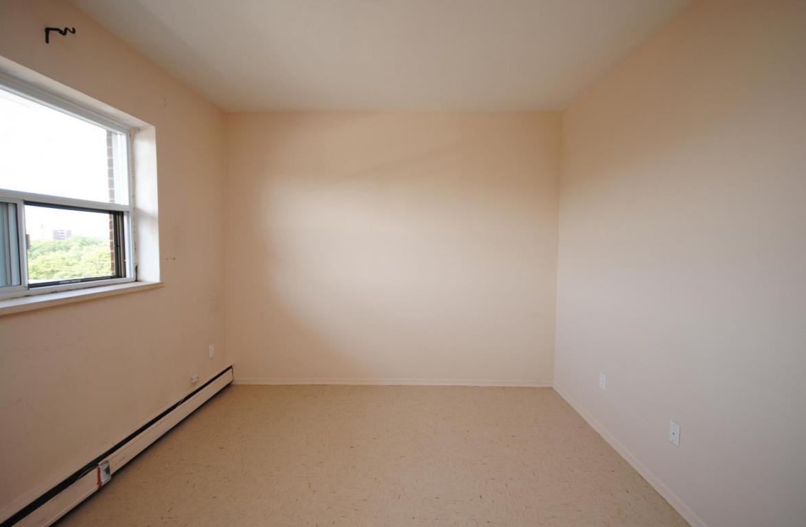 King Manor Apartments - Photo 6 of 8