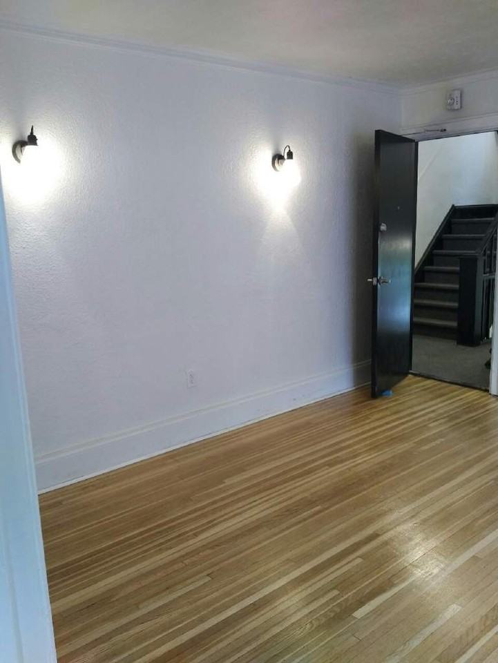 Brownstone 236 (Margaret Ave Apartments) - Photo 4 of 4