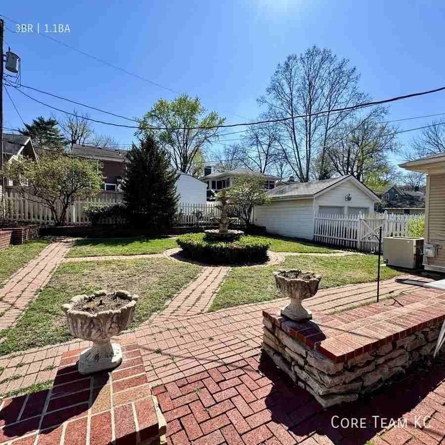 411 W 60th Ter - Photo 4 of 23