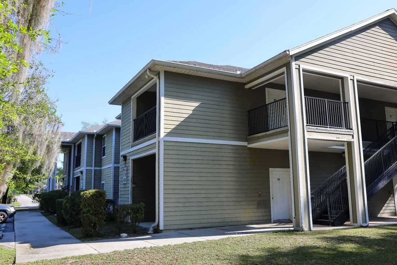 2208 Ne 3rd St #202 - Photo 3 of 11