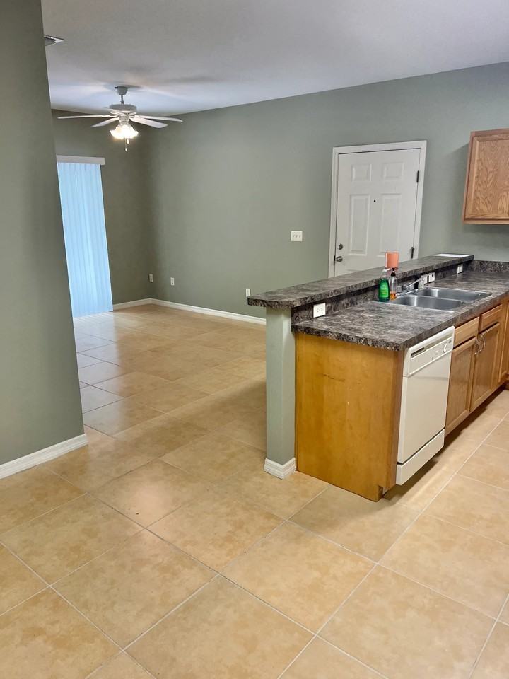 2208 Ne 3rd St #202 - Photo 4 of 11