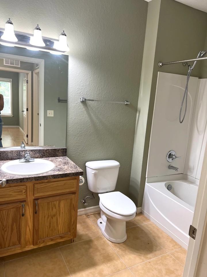 2208 Ne 3rd St #202 - Photo 6 of 11