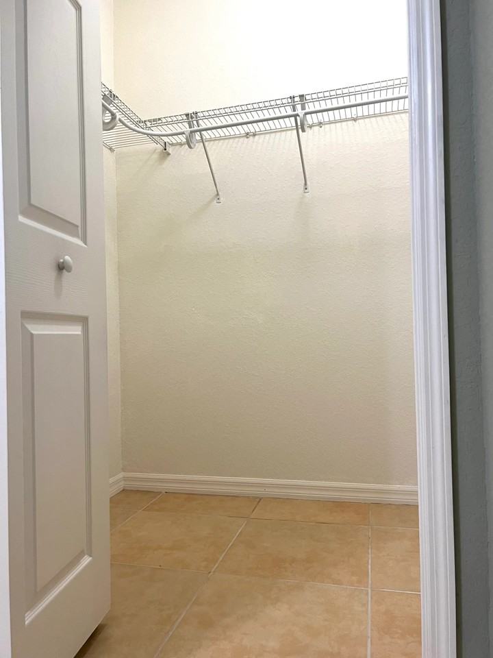 2208 Ne 3rd St #202 - Photo 7 of 11