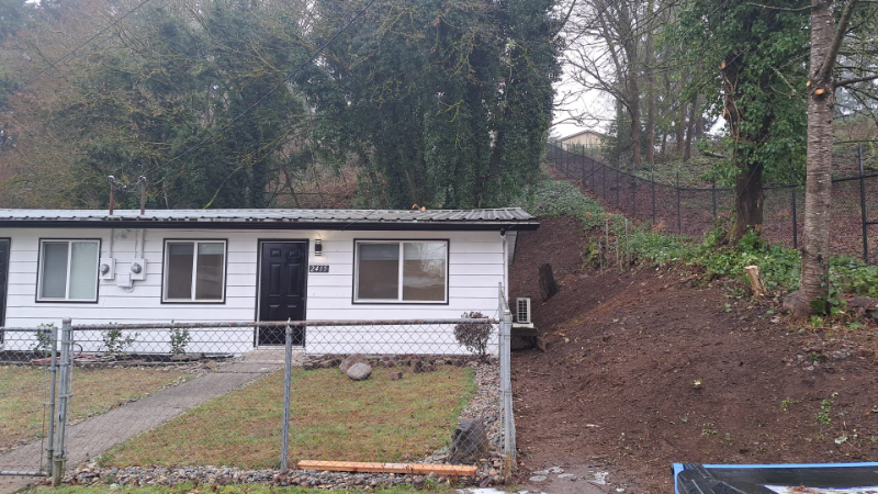 2415 E 20th St - Photo 3 of 20