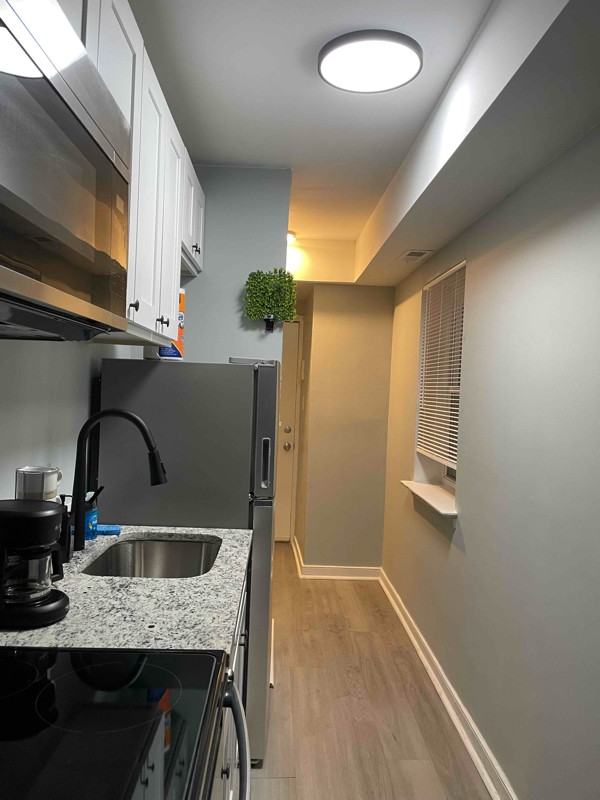 1021 W Baltimore St #C - Photo 3 of 6