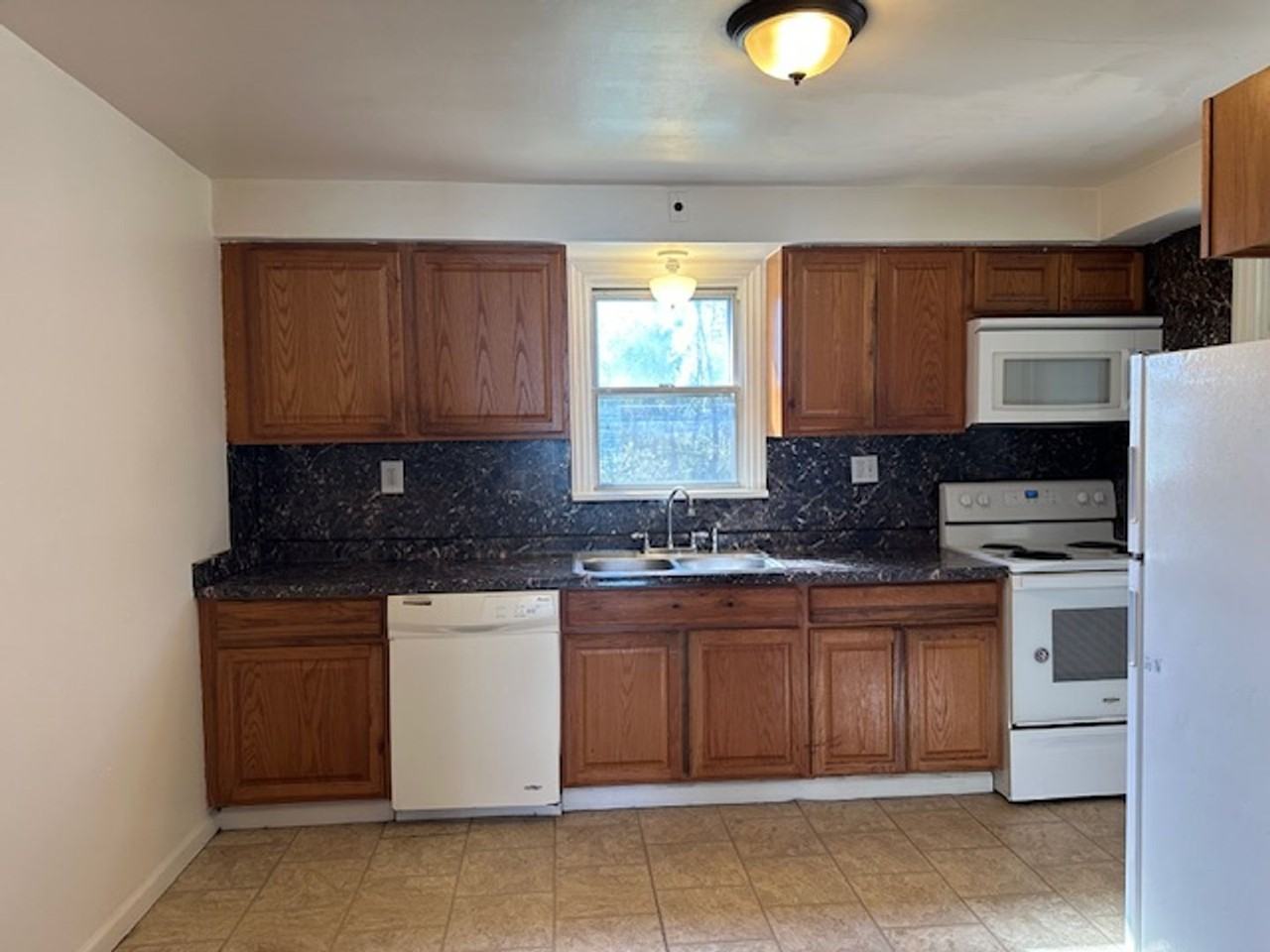 219 Redwood St - Photo 6 of 14