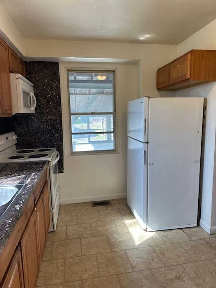 219 Redwood St - Photo 7 of 14