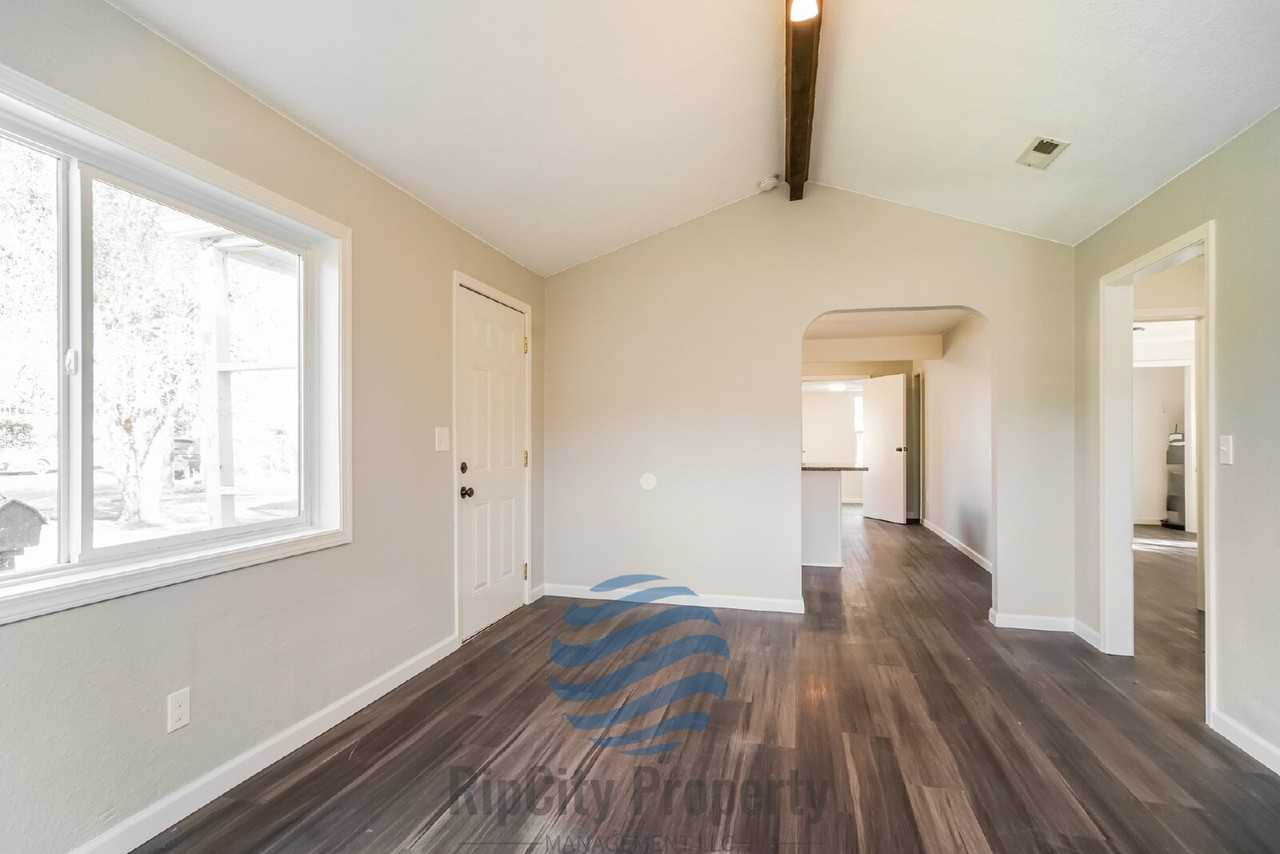 1307 Elm St - Photo 3 of 26