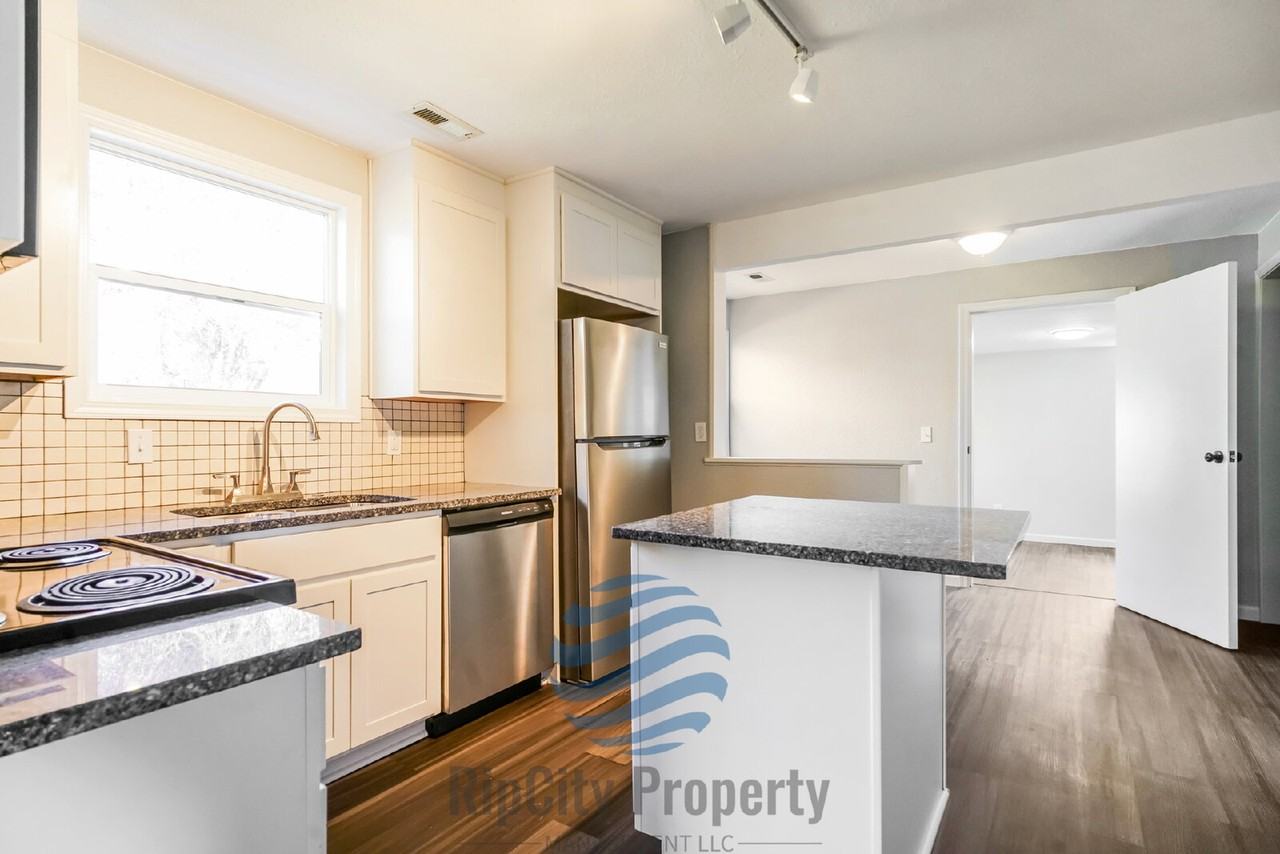 1307 Elm St - Photo 4 of 26