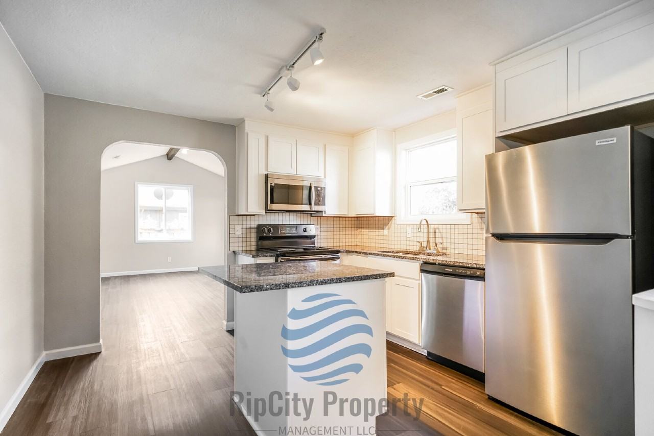 1307 Elm St - Photo 5 of 26