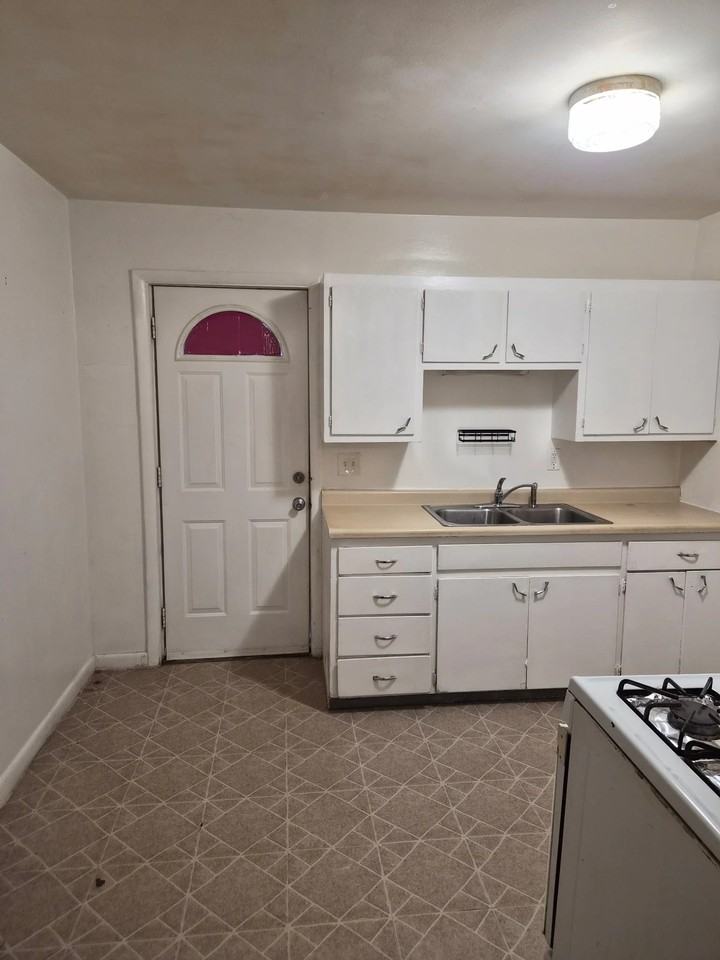 2304 Howden St - Photo 3 of 11