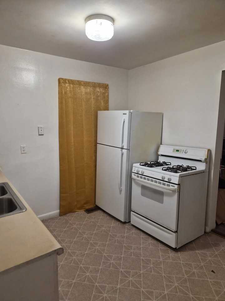 2304 Howden St - Photo 5 of 11