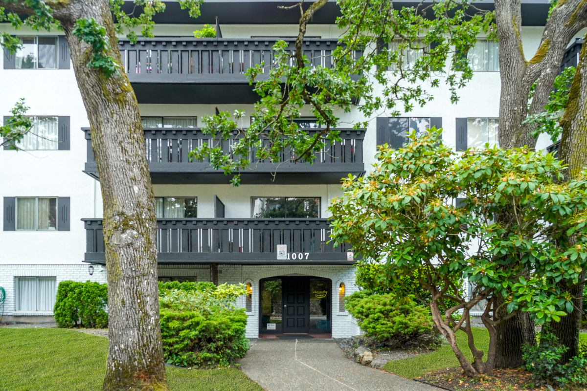 Macaulay Manor Apartments - Photo 2 of 15