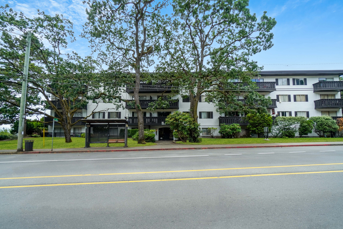 Macaulay Manor Apartments - Photo 3 of 15