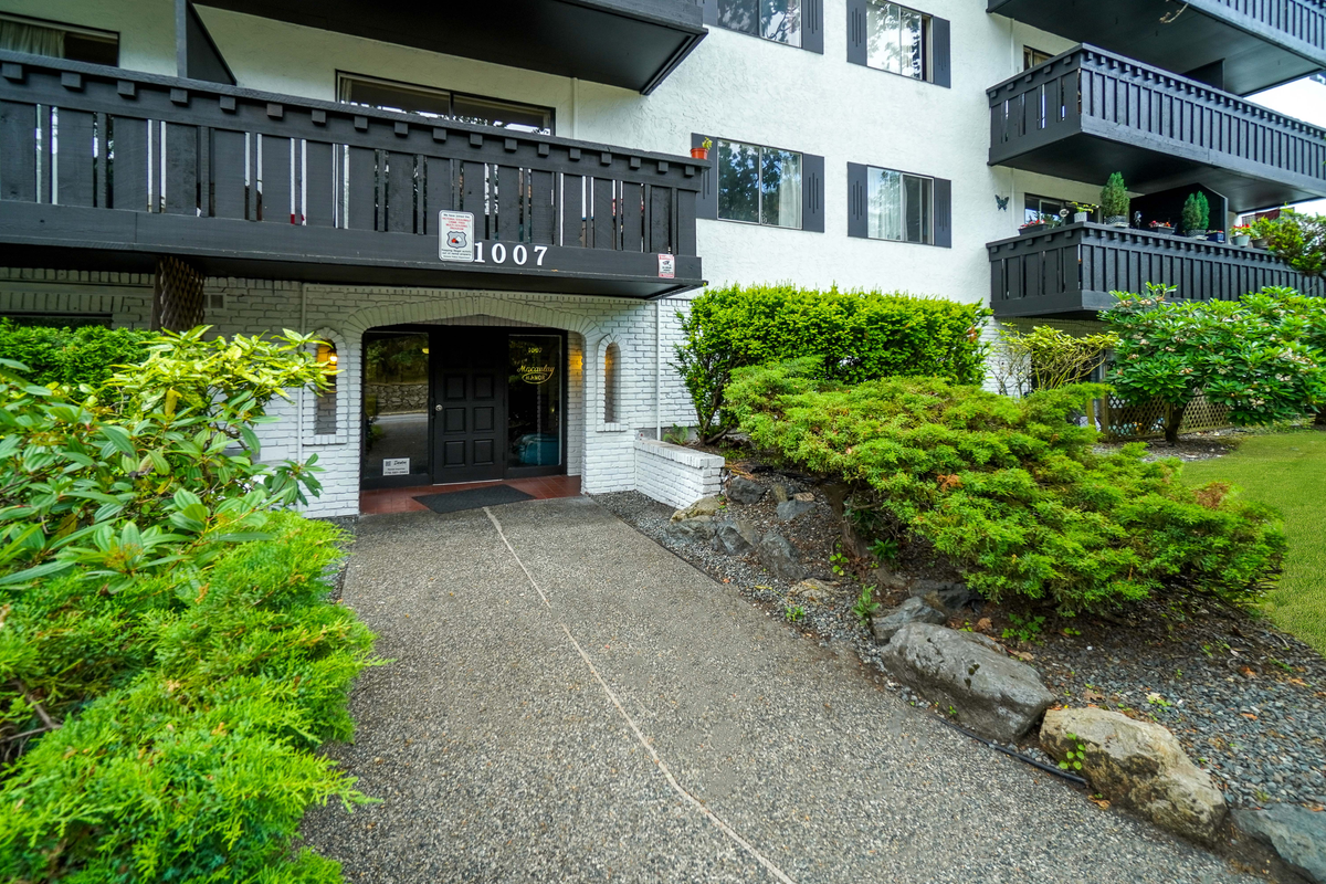 Macaulay Manor Apartments - Photo 6 of 15