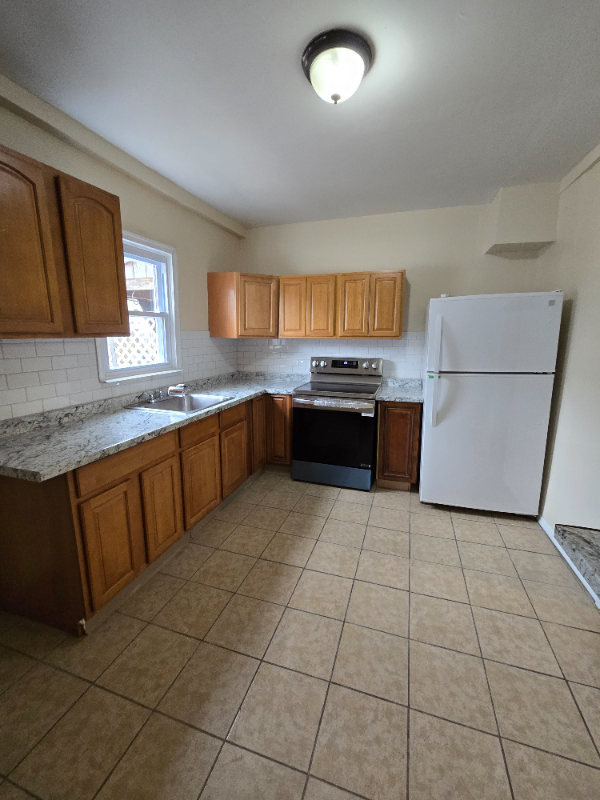 2704 Pratt St - Photo 7 of 13