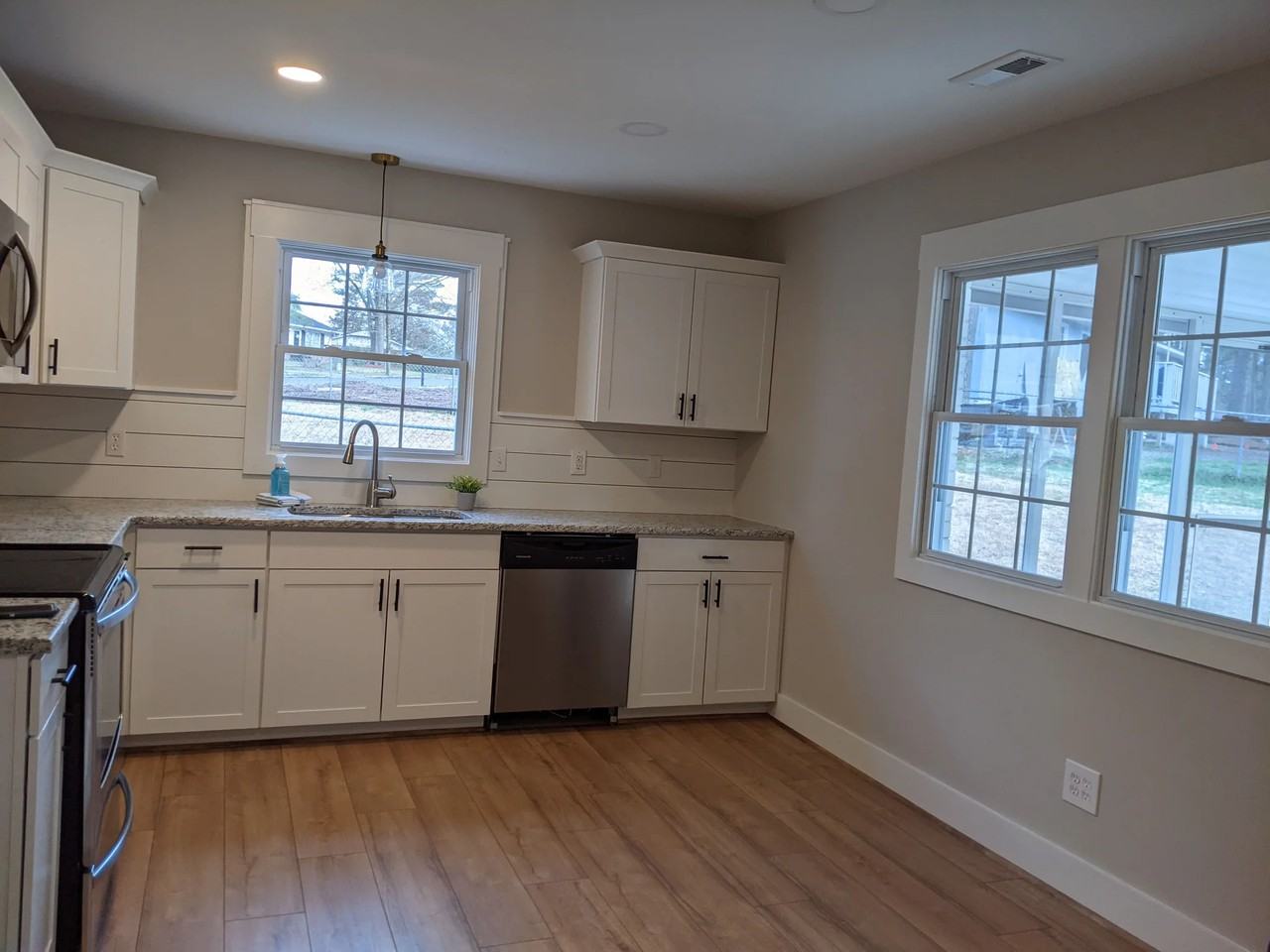 1603 Foxwood Dr - Photo 2 of 19