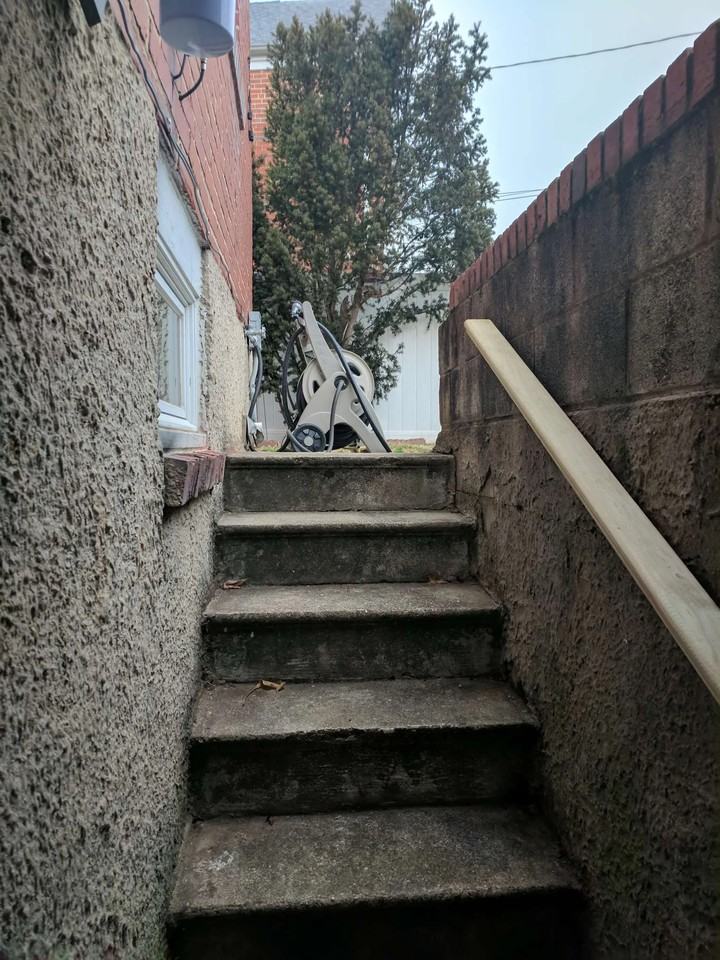 1219 Brewster St #2 - Photo 4 of 12