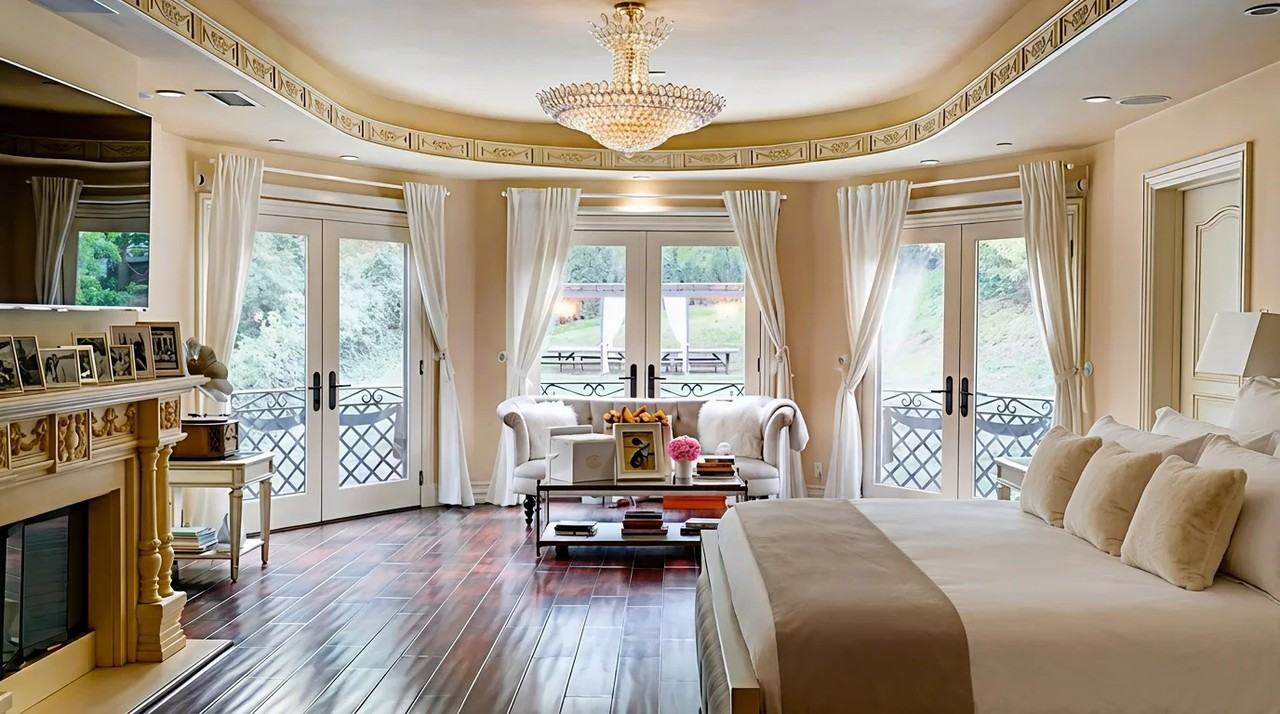 1331 Roscomare Rd - Photo 7 of 20