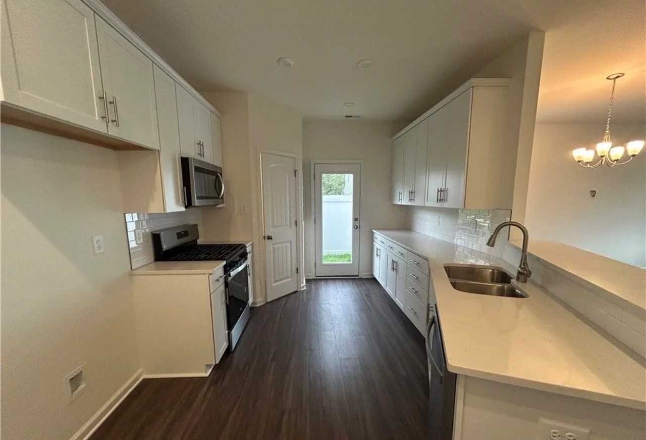 927 Scott Ter - Photo 4 of 11