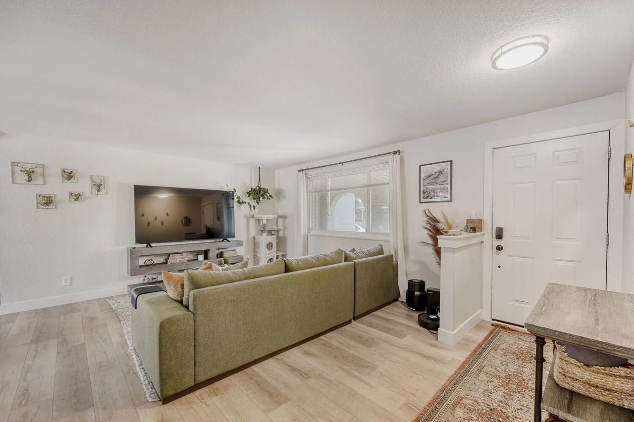 628 S Oswego Ct - Photo 4 of 19