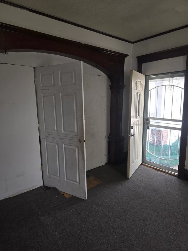 1045 N Monroe St - Photo 5 of 20