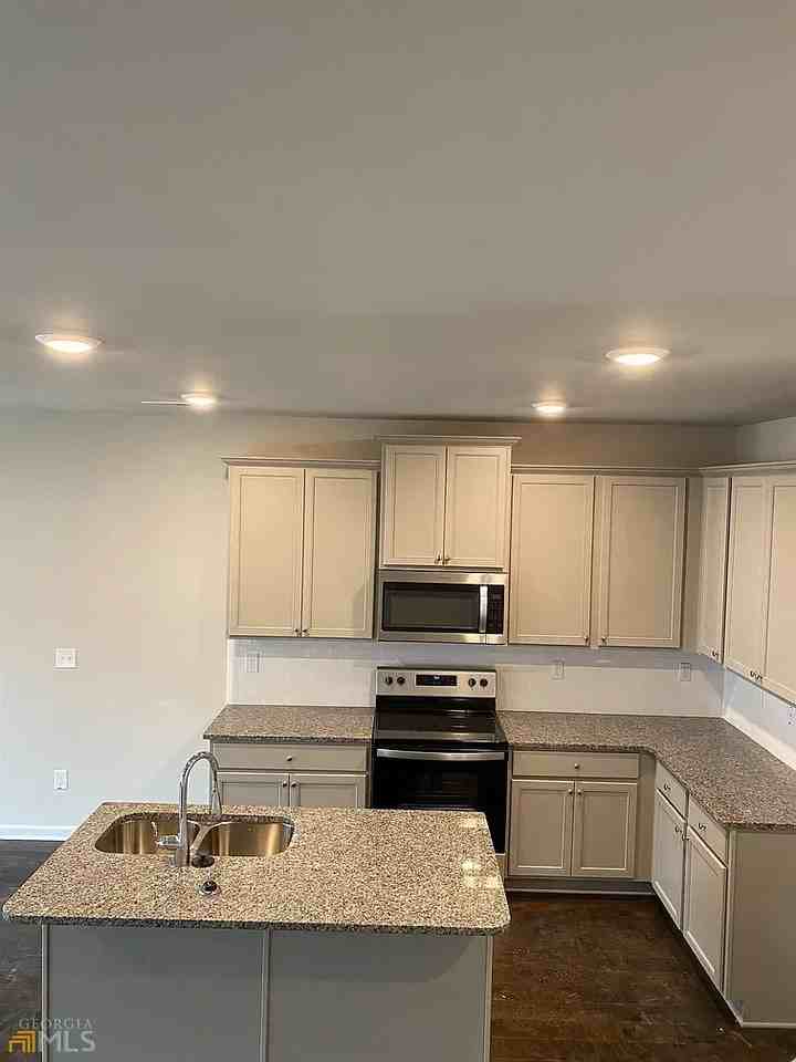 3508 Lakeview Crk - Photo 3 of 5