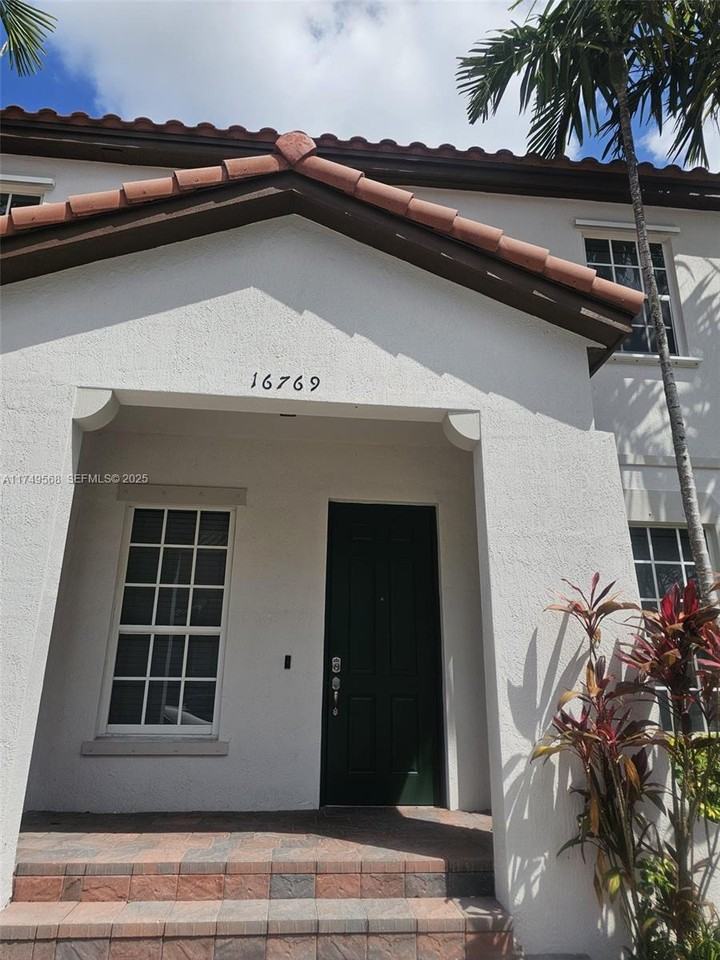 3915 Southwest 68th Avenue - Photo 3 of 9