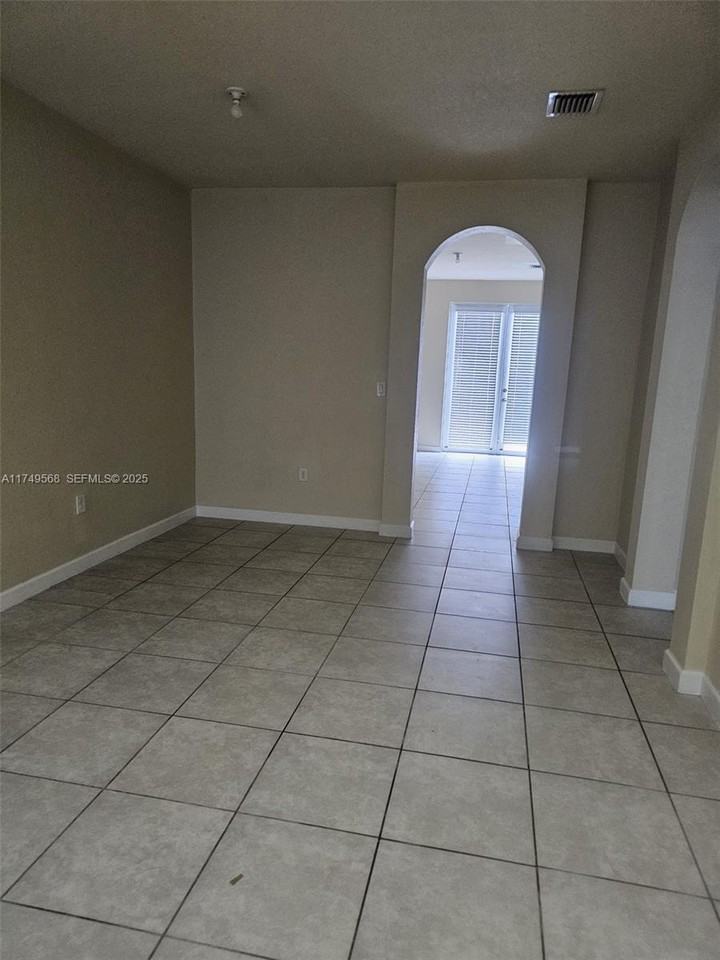 3915 Southwest 68th Avenue - Photo 4 of 9