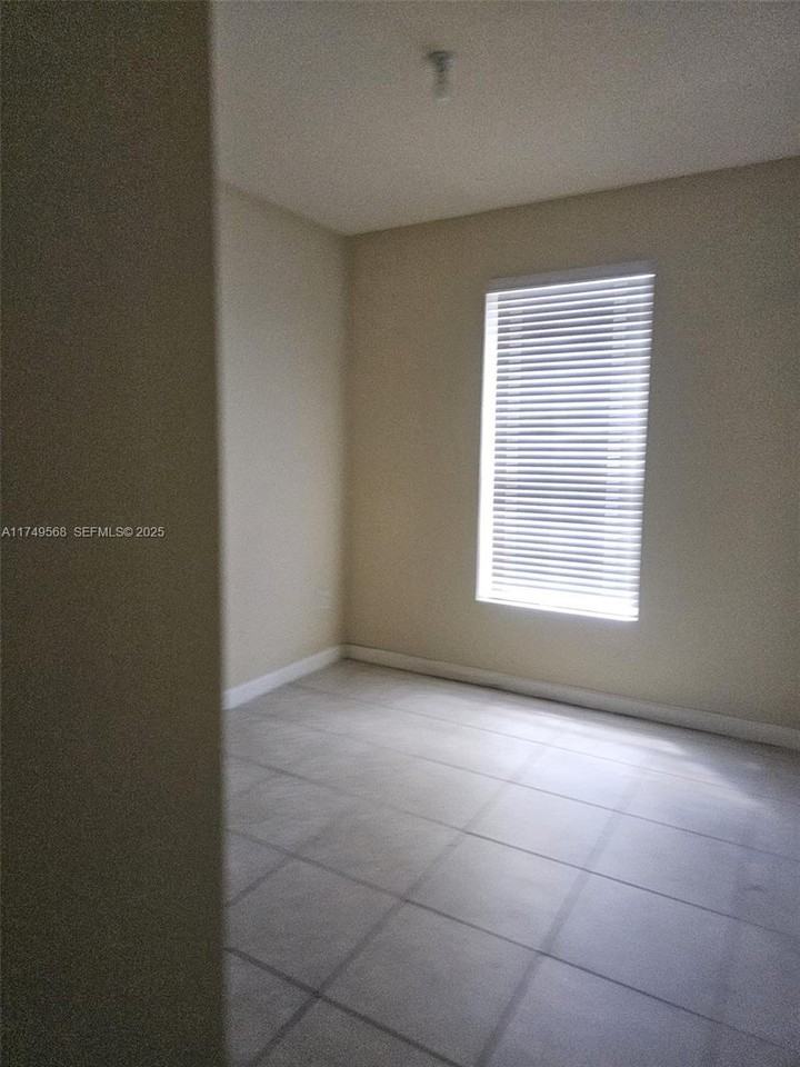 3915 Southwest 68th Avenue - Photo 5 of 9