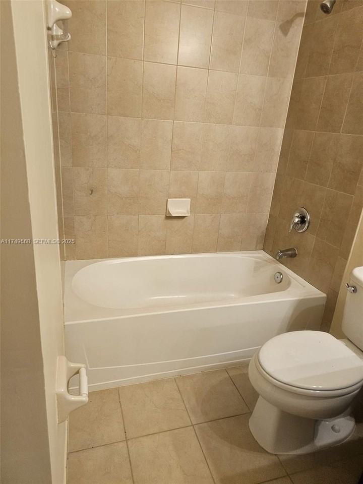 3915 Southwest 68th Avenue - Photo 6 of 9