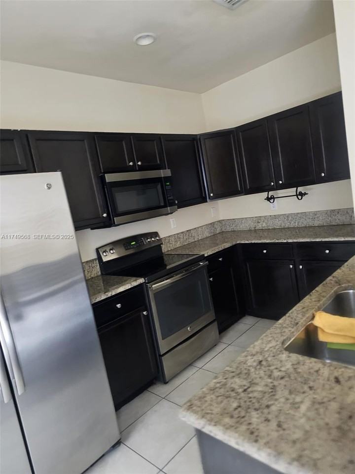 3915 Southwest 68th Avenue - Photo 7 of 9