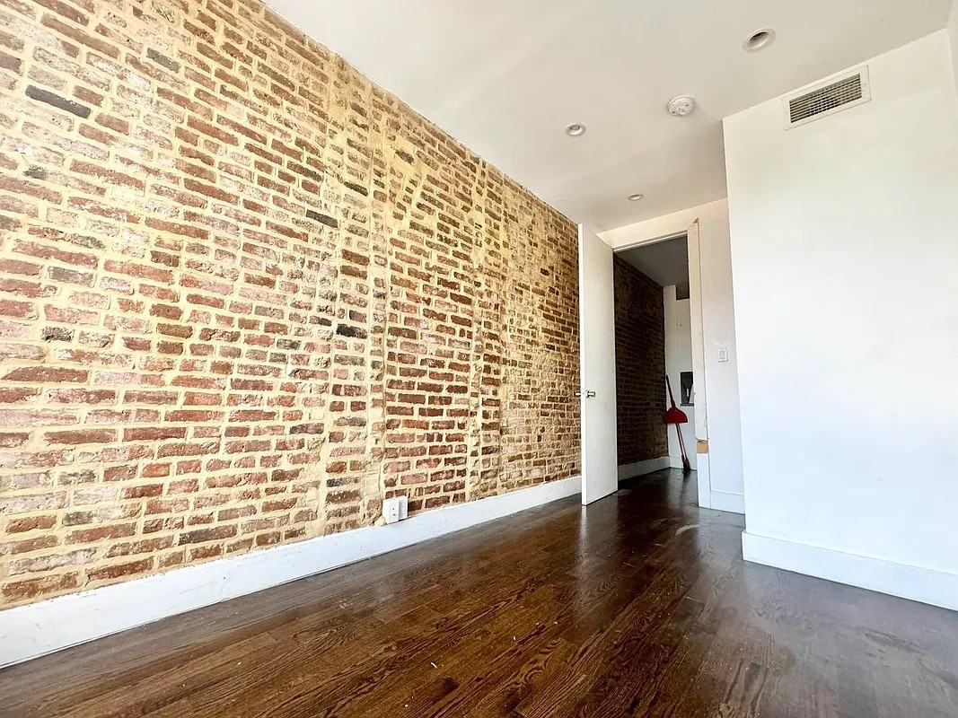 558 Kosciuszko St #8 - Photo 4 of 7